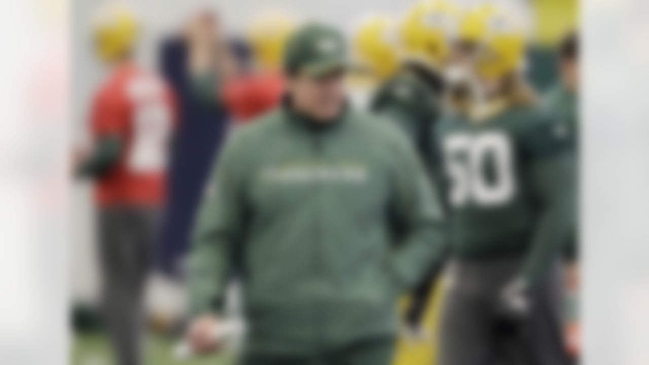 Green Bay Packers defensive coordinator Dom Capers watches practice, Thursday, Feb. 3, 2011, in Dallas. Green Bay will face the Pittsburgh Steelers in the NFL football Super Bowl XLV Sunday. (AP Photo/Eric Gay)