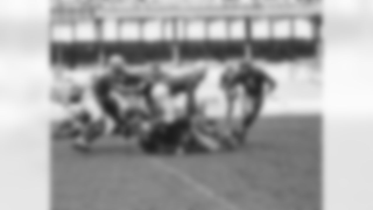 New York Giants halfback Tuffy Leemans (4) breaks way for a four yard gain against the Brooklyn Dodgers in game at the Polo Grounds on Oct. 24, 1937 in New York. Giants won 21-0. (Associated Press)