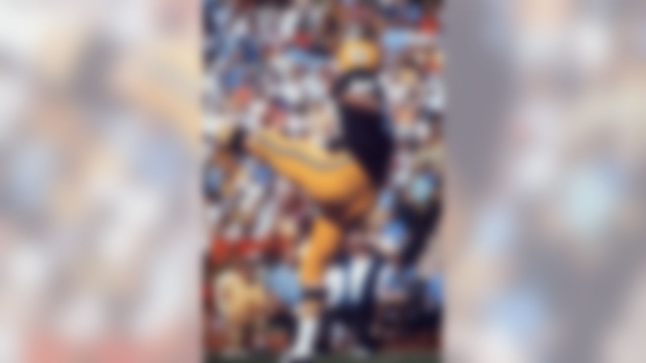 Green Bay Packers punter Donny Anderson (44) punts during Super Bowl I against the Kansas City Chiefs in Los Angeles on January 15, 1967. (AP Photo/Vernon Biever)