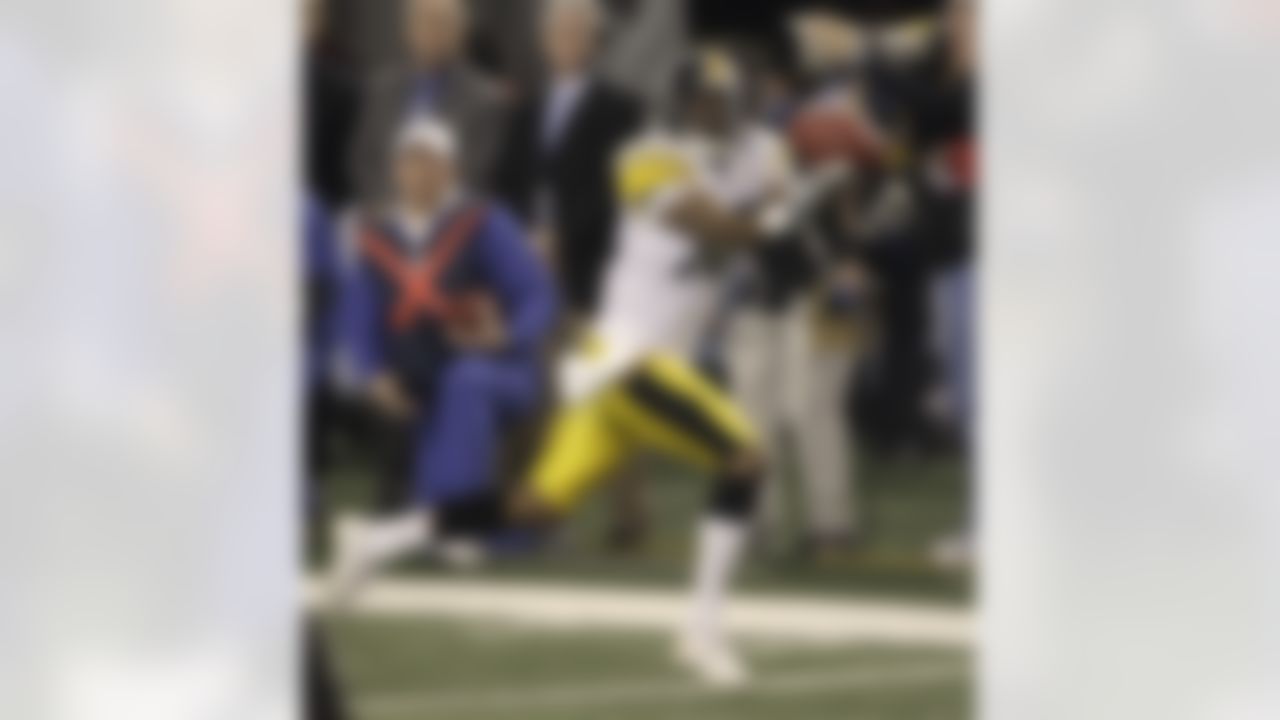 Pittsburgh Steelers' Mike Wallace (17) makes a touchdown catch during the second half of the NFL Super Bowl XLV football game against the Green Bay Packers Sunday, Feb. 6, 2011, in Arlington, Texas. (AP Photo/Kathy Willens)