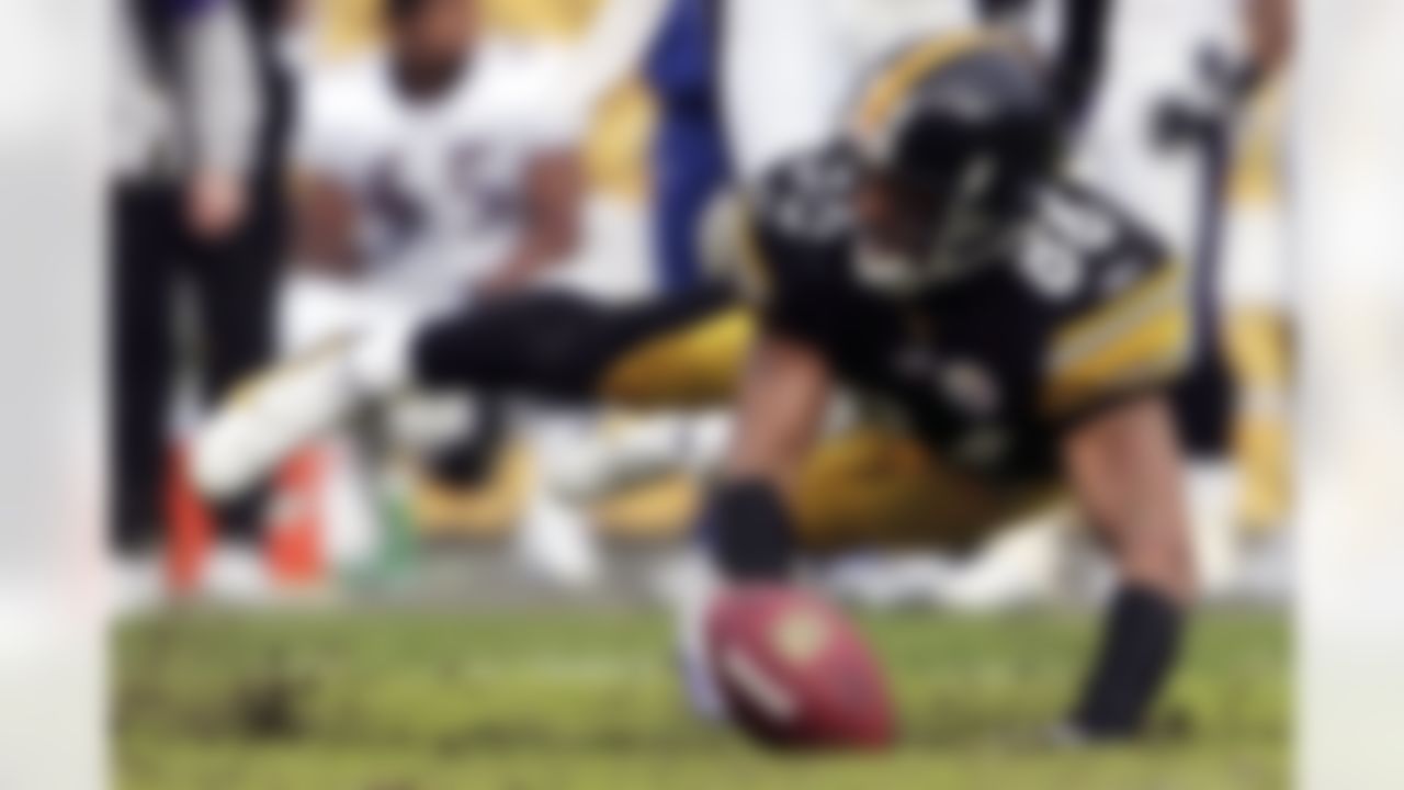 PITTSBURGH - DECEMBER 24: Hines Ward #86 of the Pittsburgh Steelers dives to make a catch against the Baltimore Ravens on December 24, 2006 at Heinz Field in Pittsburgh, Pennsylvania. Photo by Getty Images.