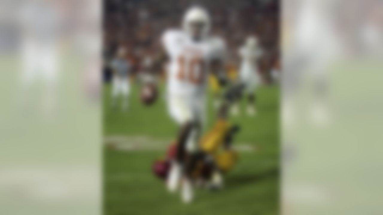 Texas quarterback Vince Young rushes for the game-winning touchdown against Southern California in the national championship NCAA college football game at the Rose Bowl in Pasadena, Calif. Texas won the game 41-38. (AP Photo/Paul Sakuma)