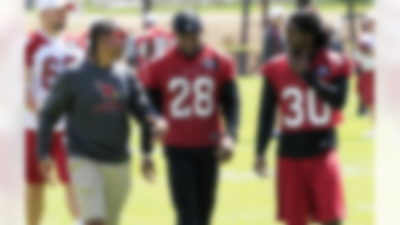 Arizona Cardinals defensive coordinator Ray Horton, left, talks with Greg Toler (28) and Marshay Green (30) after NFL training camp football practice at Northern Arizona University Thursday, July 26, 2012, in Flagstaff, Ariz.(AP Photo/Ross D. Franklin)