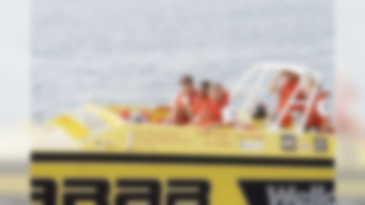 Actor Chuck Norris (L), Chicago Bears former running back Walter Payton (C), and throttle man Eddie Morenz prepare to depart from Chicago Navy Pier on a 605-mile speed boat trip across Lakes Michigan and Huron in Chicago on July 27, 1989. (Rob Carr/Associated Press)