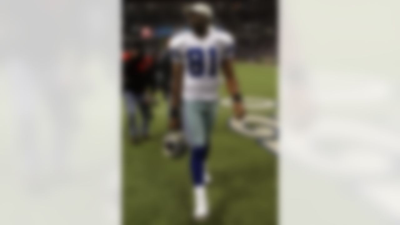 IRVING, TX - DECEMBER 20: Wide receiver Terrell Owens #81 of the Dallas Cowboys walks off the field after a 33-24 loss against the Baltimore Ravens at Texas Stadium on December 20, 2008 in Irving, Texas. The Cowboys are moving to a new stadium next year in Arlington, Texas. (Photo by Ronald Martinez/Getty Images)