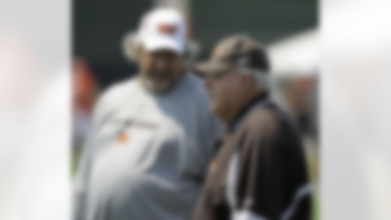 Cleveland Browns defensive coordinator Rob Ryan talks with his dad, Buddy Ryan, at the Cleveland Browns NFL football training camp Sunday, Aug. 2, 2009, in Berea, Ohio. (AP Photo/Tony Dejak)