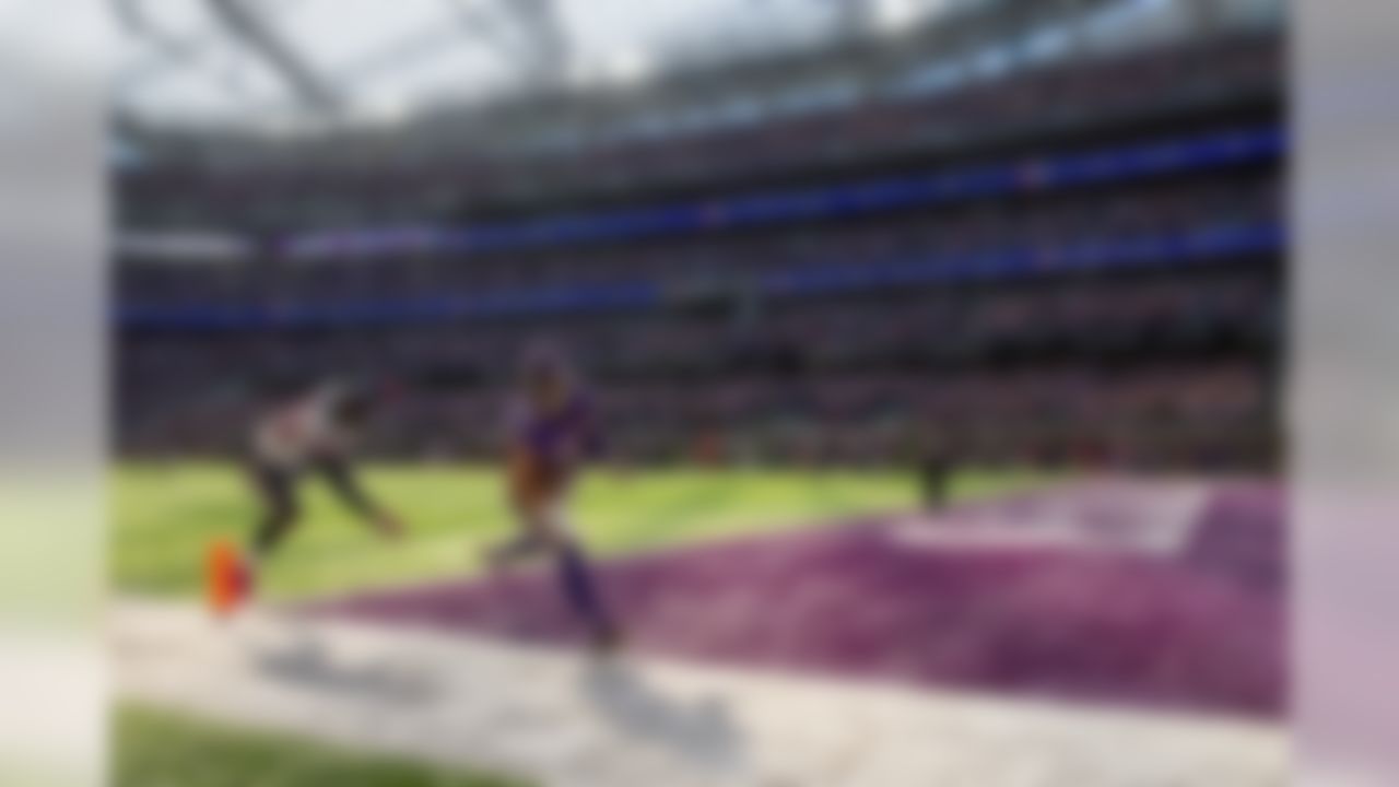 Minnesota Vikings wide receiver Adam Thielen (19) catches a touchdown pass during the first quarter against the Houston Texans at U.S. Bank Stadium on October 9, 2016 in Minneapolis (Brace Hemmelgarn-USA TODAY Sports)