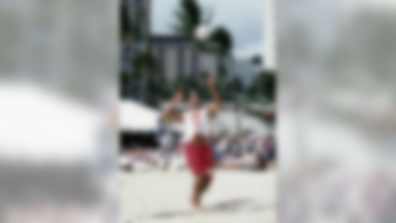 San Diego Chargers linebacker Junior Seau competes in the Pro Bowl Beach Challenge before the NFL Pro Bowl, a 17-3 NFC victory on February 6, 1994, at Aloha Stadium in Honolulu, Hawaii. (National Football League)