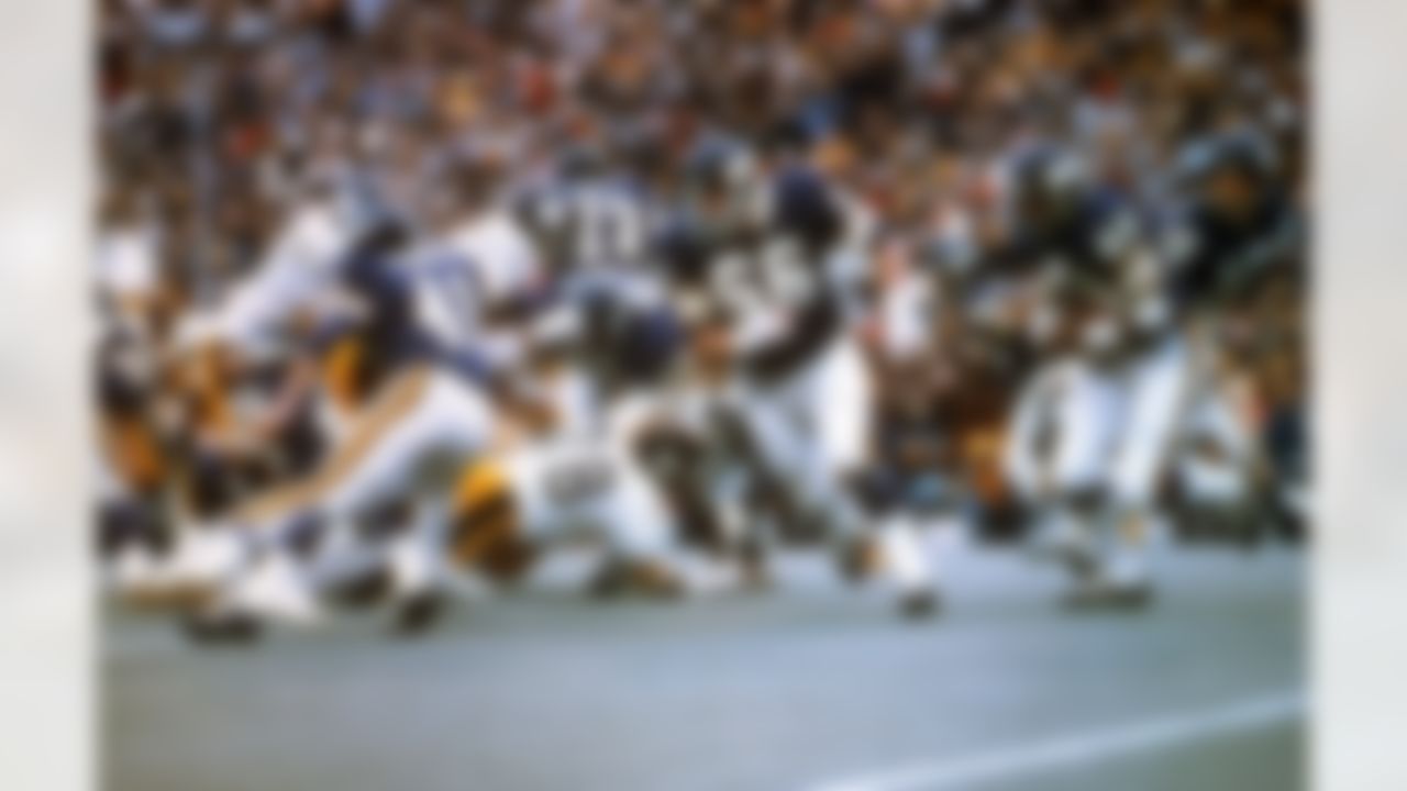 Minnesota Vikings guard Andy Mauer (66) leads running back Chuck Foreman (44) as he takes a handoff from Hall of Fame quarterback Fran Tarkenton (10) during an NFL Super Bowl IX game against the Pittsburgh Steelers in New Orleans on January 12,1975. The Steelers defeated the Vikings 16-6 . (AP Photo/Vernon Biever)