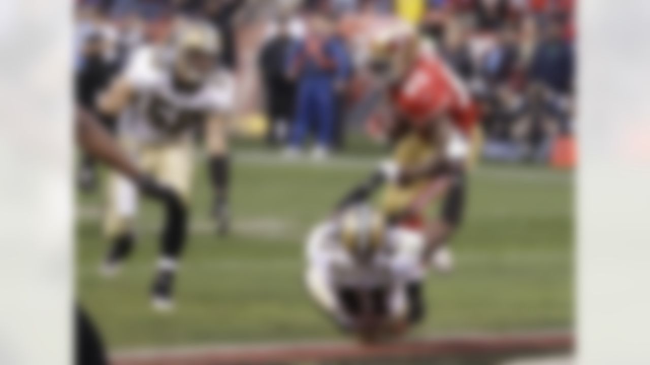 San Francisco 49ers tight end Vernon Davis (85) scores on a 14-yard touchdown pass from quarterback Alex Smith over New Orleans Saints strong safety Roman Harper (41) during the fourth quarter of an NFL divisional playoff football game Saturday, Jan. 14, 2012, in San Francisco. (AP Photo/Paul Sakuma)