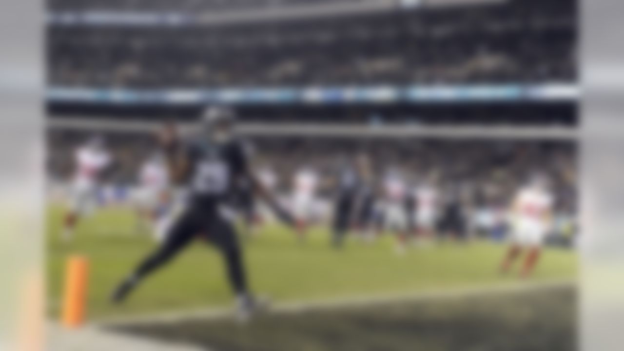 Philadelphia Eagles running back DeMarco Murray scores a touchdown run against the New York Giants during the second half of an NFL football game, Monday, Oct. 19, 2015, in Philadelphia. (AP Photo/Michael Perez)