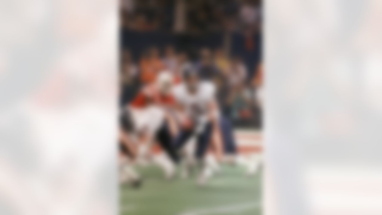 Jim McMahon quarterback for the Chicago Bears, shown during action against the New England Patriots at the Super Bowl XX on January 26,1986 in New Orleans, LA. (AP Photo/Sandlin)
