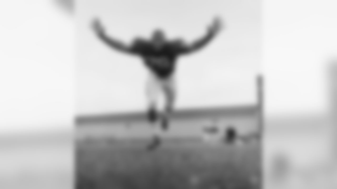 Robert Bell, right tackle, poses, Dec. 14, 1962. (Associated Press)