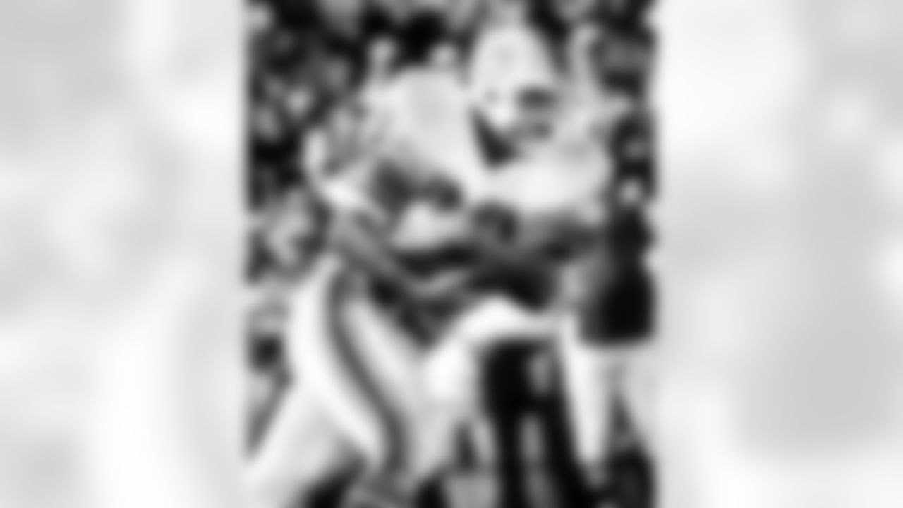 Hall of Fame running back Larry Csonka of the Miami Dolphins heads upfield on a run in a 19 to 10 win over the Seattle Seahawks on 09/09/1979. ?Al Messerschmidt/NFL Photos (Photo by Al Messerschmidt/NFL)