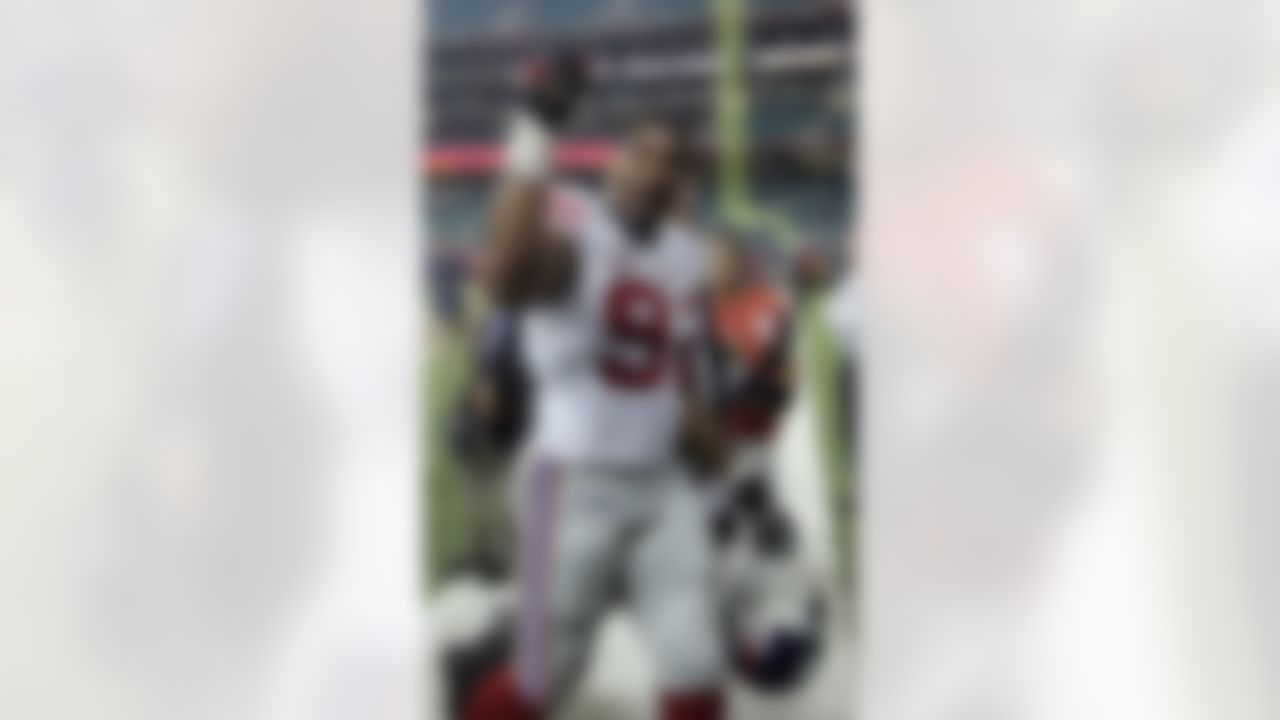 New York Giants' Michael Strahan celebrates as he leaves the field after the Giants defeated the Atlanta Falcons 31-10 in a football game Monday, Oct. 15, 2007 in Atlanta. (AP Photo/John Amis)