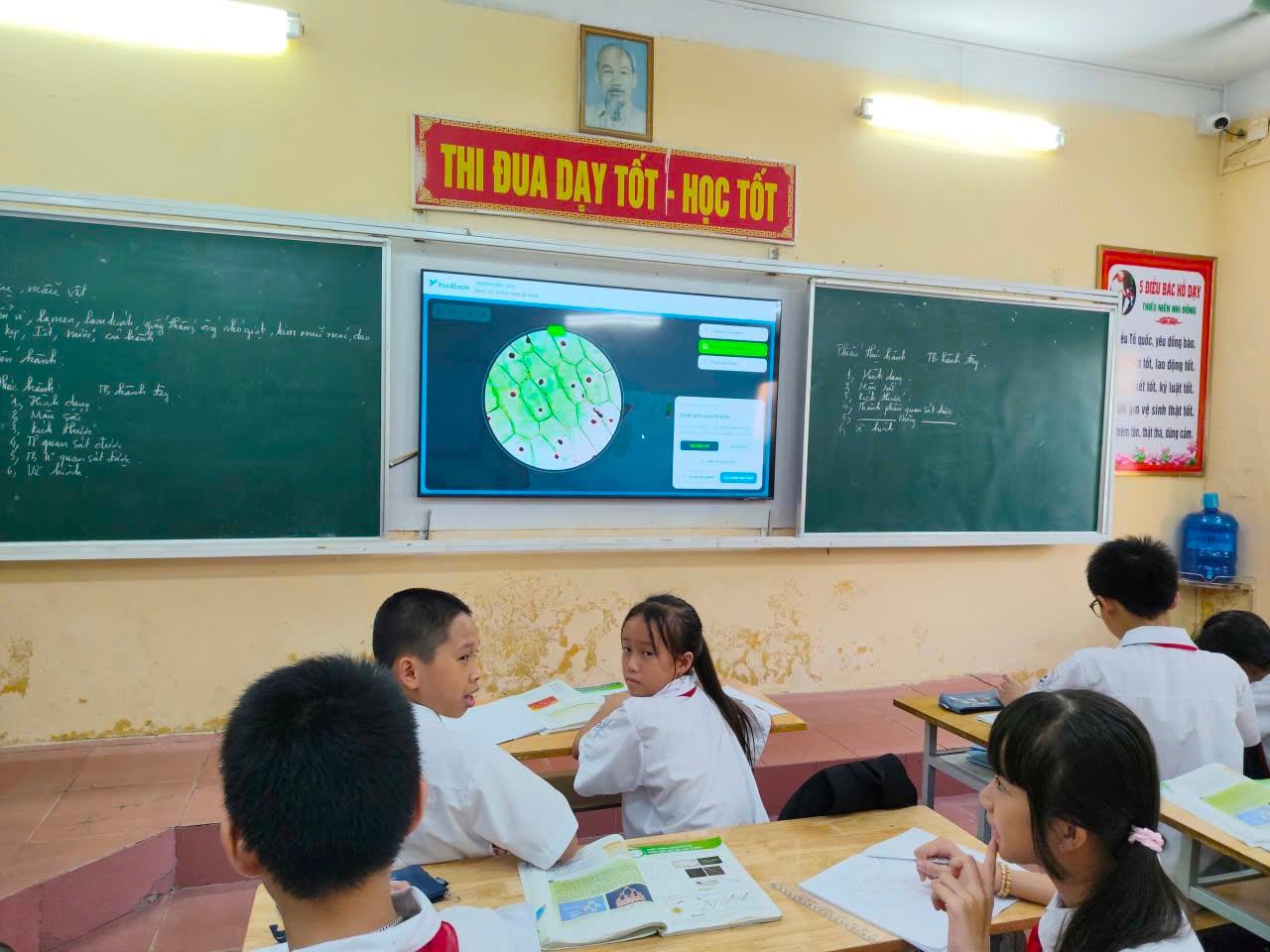 Học sinh quan sát bài học tương tác trên màn hình trong lớp học