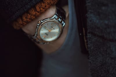 ساعة مينيمال بأستيك شبك