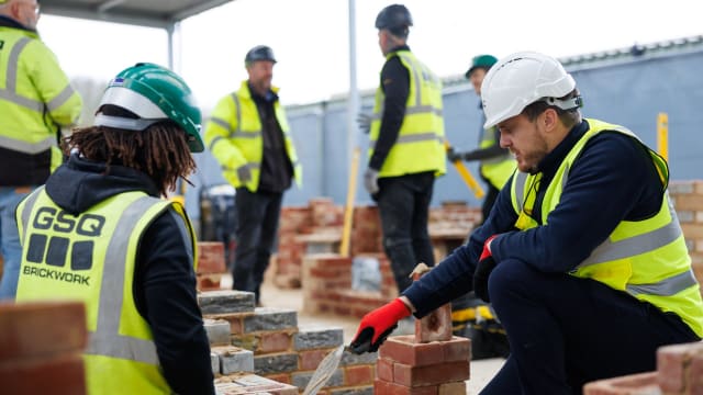 an apprentice recieving one-to-one training from a tutor