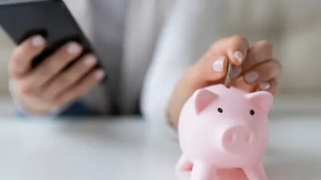 Earn a salary, money saving image
