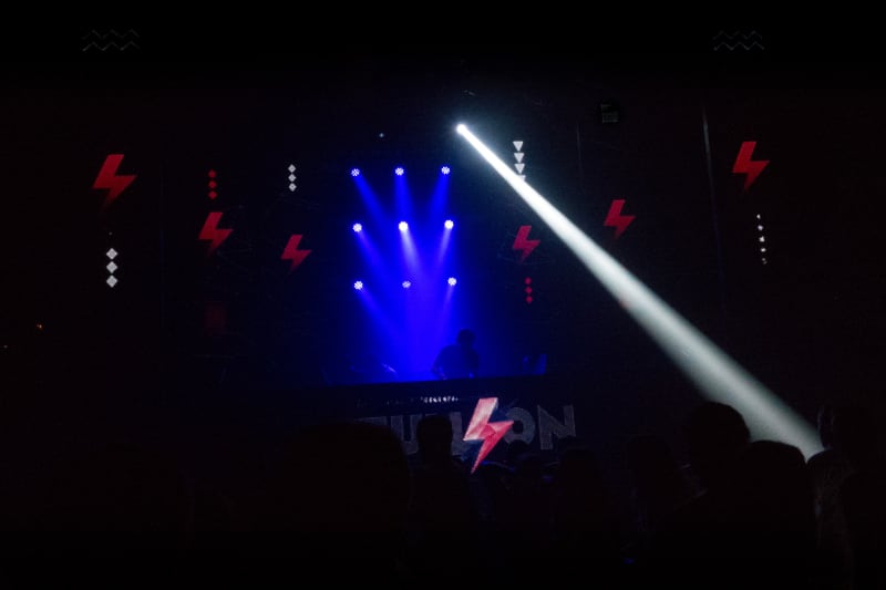 Un DJ mixe dans une boîte de nuit