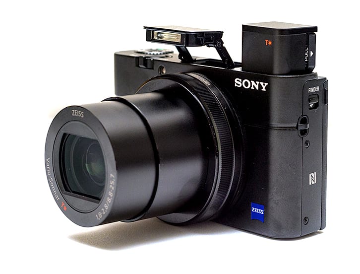 Le compact expert Sony RX100 III : le flash minuscule est presque anecdotique mais sert à déboucher un peu, notamment en cas de contre-jour, alors que le viseur est lui vraiment indispensable en cas de forte luminosité. Et tout ça tient dans une poche de jean !