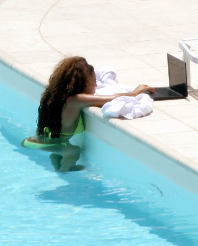 Beyonce utilise son MacBook noir même à la piscine. Pas très glamour comme photo, il faut l'avouer…
