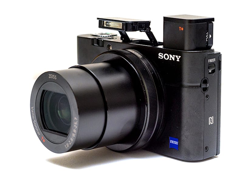 Le compact expert Sony RX100 III : le flash minuscule est presque anecdotique mais sert à déboucher un peu, notamment en cas de contre-jour, alors que le viseur est lui vraiment indispensable en cas de forte luminosité. Et tout ça tient dans une poche de jean !