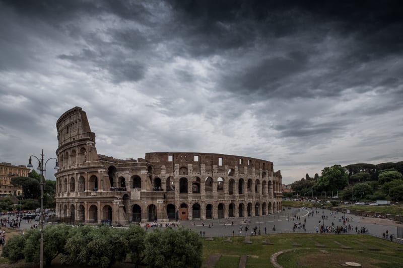A photo of the Colosseum of Rome with very threatening clouds
