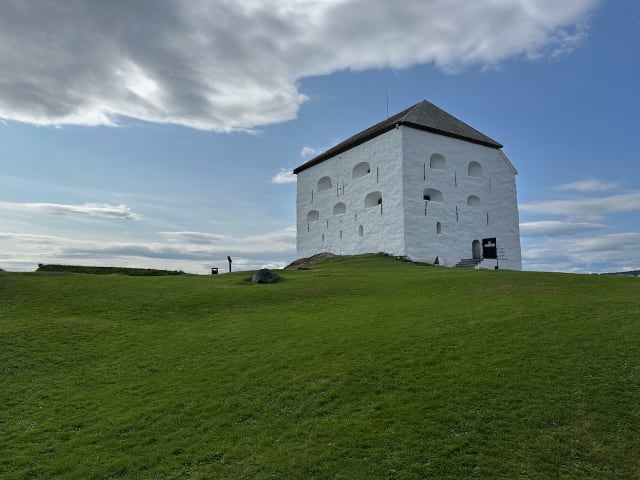 Vue du bâtiment principal de la forteresse Kristiansten depuis le rempart