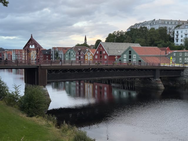 Le vieux pont avec des maisons colorées en arrière plan