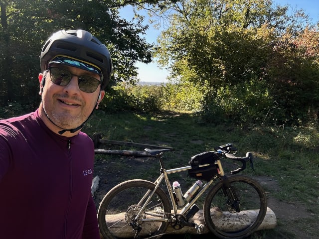 Selfie avec mon vélo en haut du Mont Griffon, avec vue au loin sur Montgeron, de l'autre côté de la vallée de l'Yerres