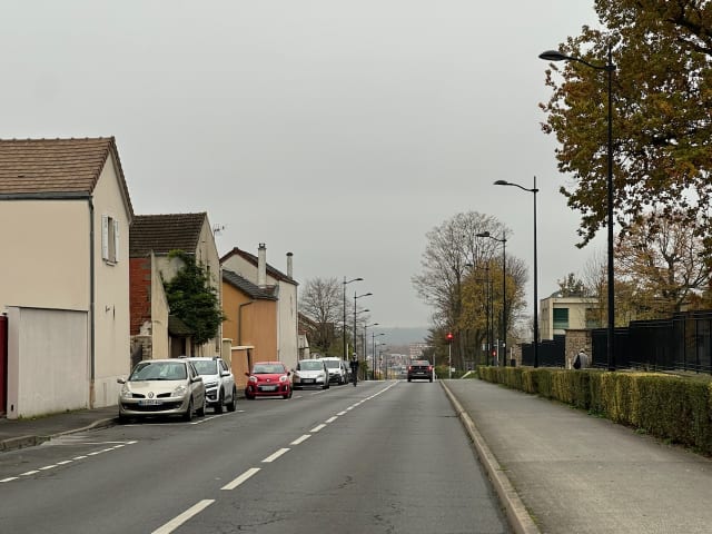 La rue Raymond Paumier descend du plateau de Montgeron, et on voit en face au loin le plateau d'Orly, où je me rends