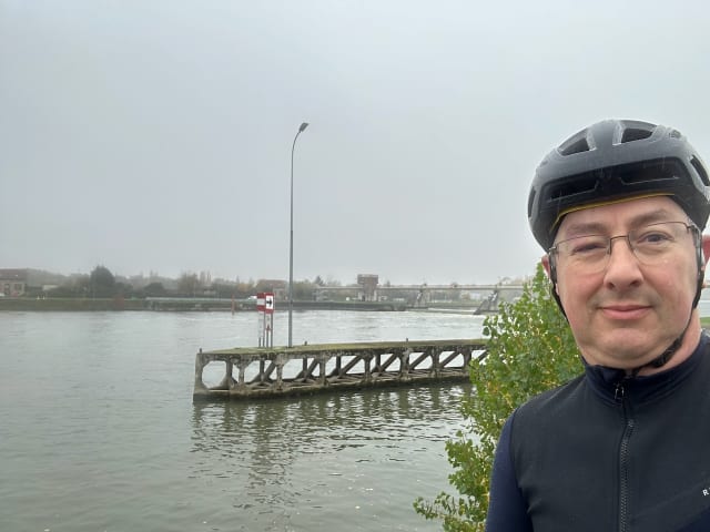 Selfie sous la pluie devant l'écluse de Vigneux-sur-Seine