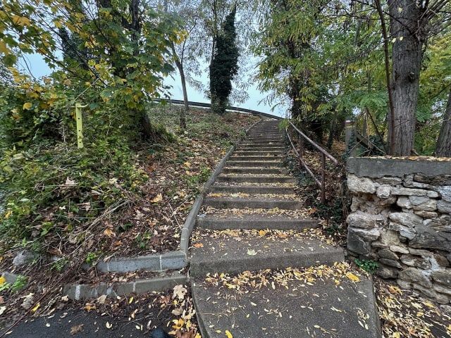 Une komooterie : un escalier nécessitant de mettre pieds à terre et porter le vélo