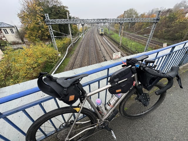 Mon vélo contre la rembarde du pont qui passe au dessus de la ligne de chemin de fer à Athis-Mons