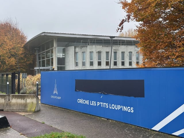 La barrière devant la crèche « Les p'tits loup'ings » de Aéroports De Paris (ADP)