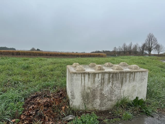 Un bloc de béton ressemblant beaucoup à une brique Lego 4×2