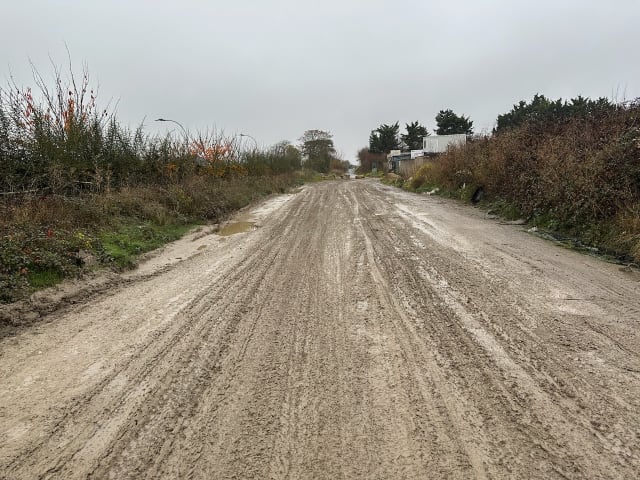 Un chemin boueux plutôt emprunté habituellement par des camions de chantier