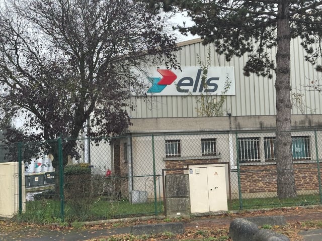 Une usine Elis à Chilly-Mazarin, en bord de pistes d'Orly