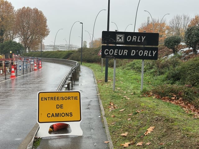 Les panneaux d'entrée dans la zone de l'aéroport d'Orly, et de « Cœur d'Orly »