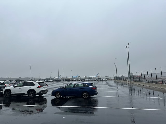 Quelques avions sur le tarmac de Orly, vus depuis un parking en bord de pistes
