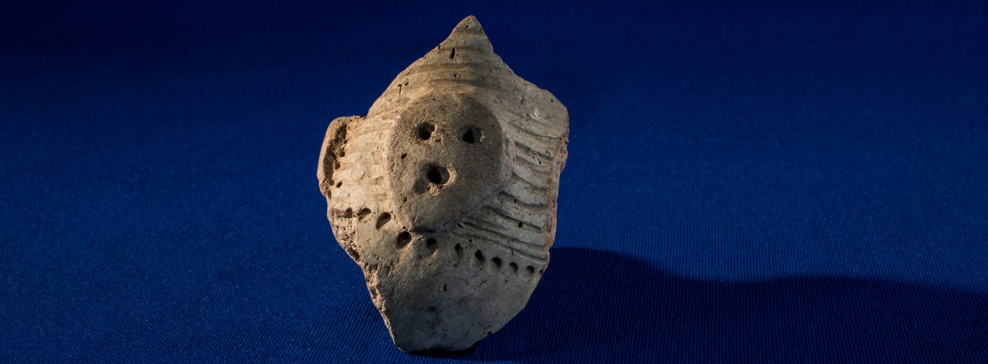 Effigy figure on a ceramic pipe