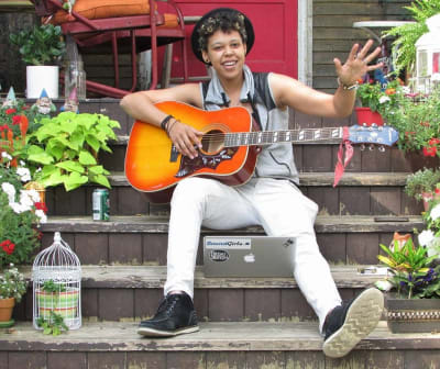 Picture of an artiste at Porchfest.