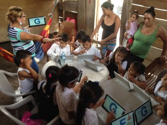 Les enfants et le kombook dans la bibliothèque mobile