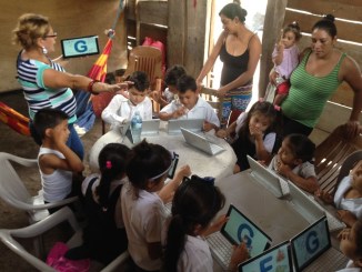 Les enfants et le kombook dans la bibliothèque mobile