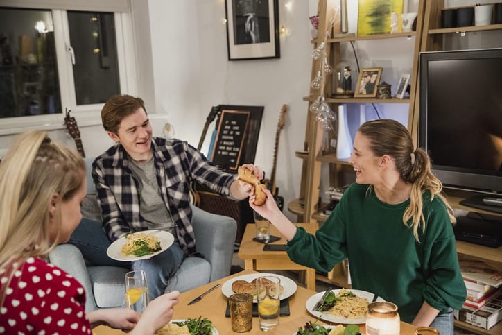 students sharing food