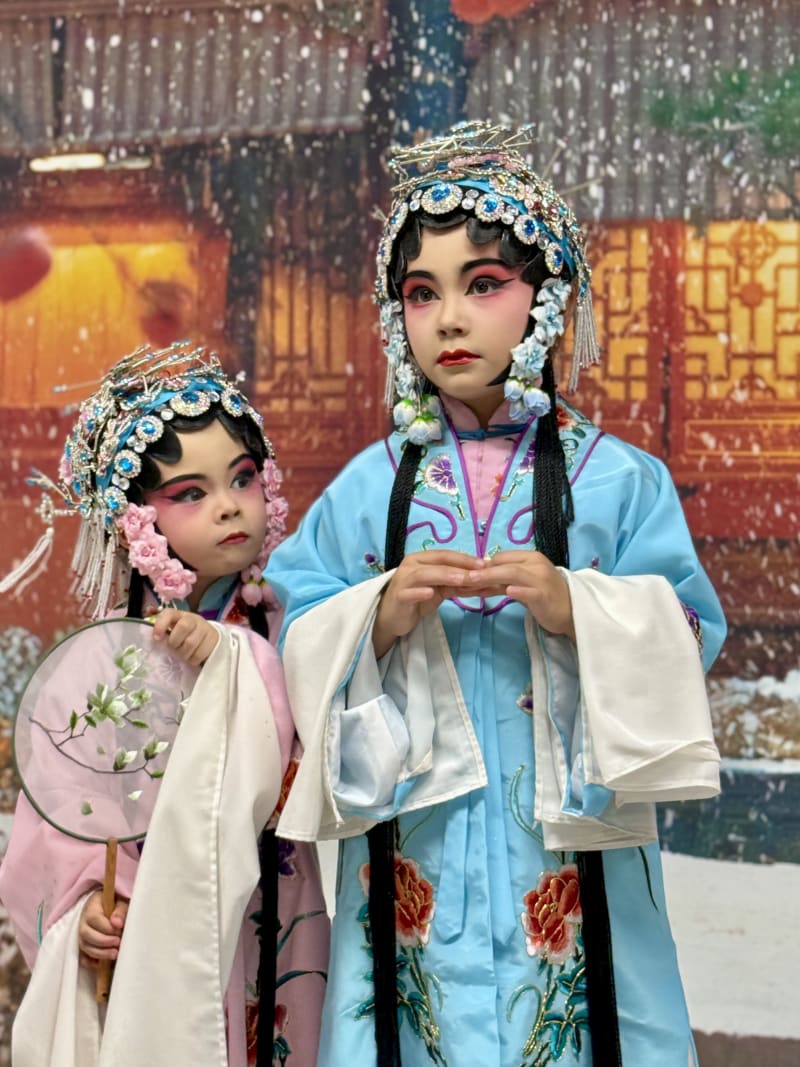 Chinese Opera Group Fan Sb9C8U