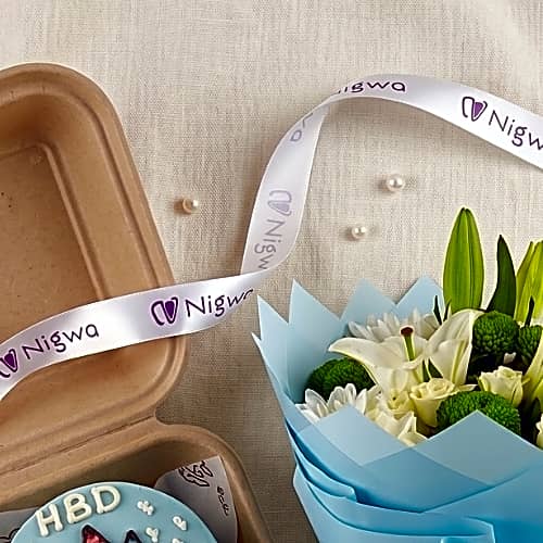 Kitty Kiss – Vanilla Bento Cake with flowers bouquet view 2
