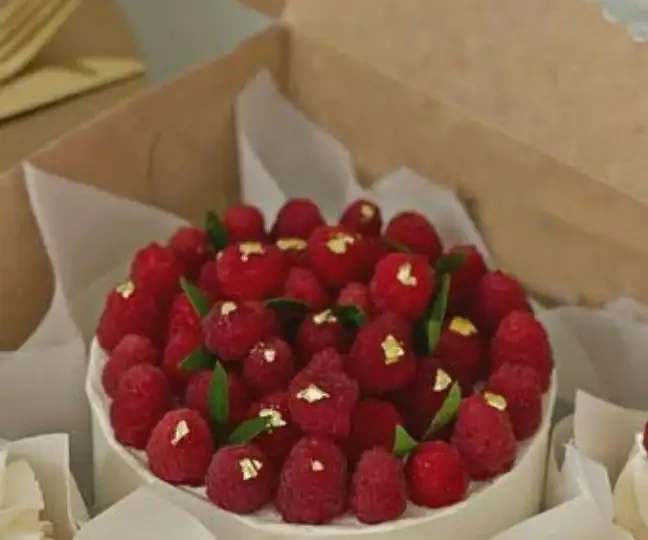 Bento Cakes with cupcakes _ view 2