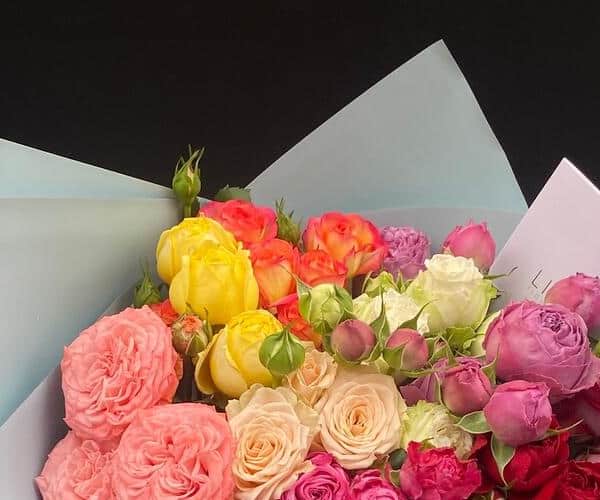 Bouquet of Peony spray roses (M) view 2